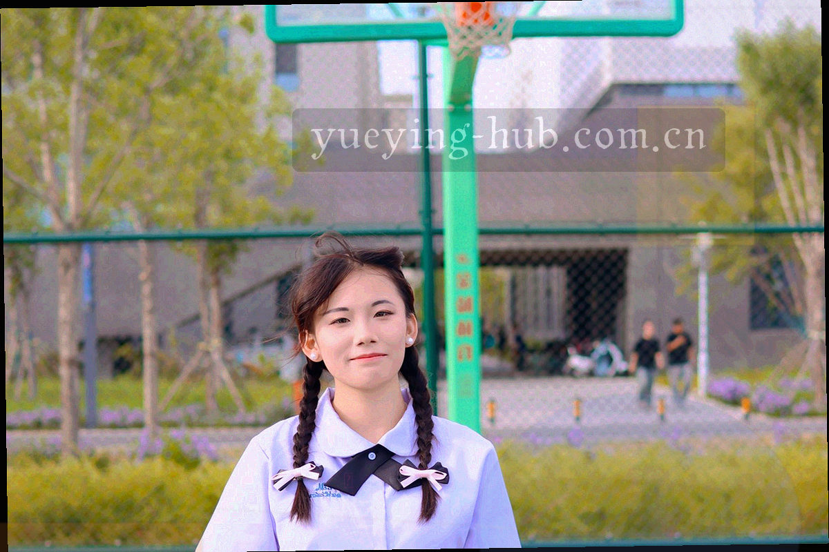 夜间数据流与球场灯轨交织的抽象纹理，画面中不含人物信息